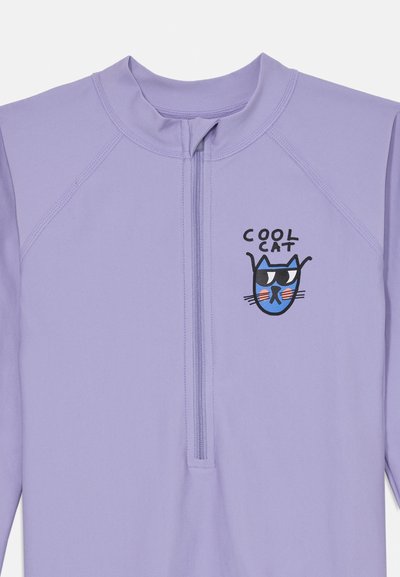 Λιλά μακρύ μανίκι ρούχο προστασίας με φερμουάρ μπροσ�τά και γραφικό μπλε γάτας με γυαλιά ηλίου και το κείμενο "COOL CAT." Λείος και απαλός υφασμάτινος χαρακτήρας.