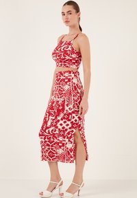 LELA SLIM FIT SET - Ozko oprijeto krilo - bordeaux