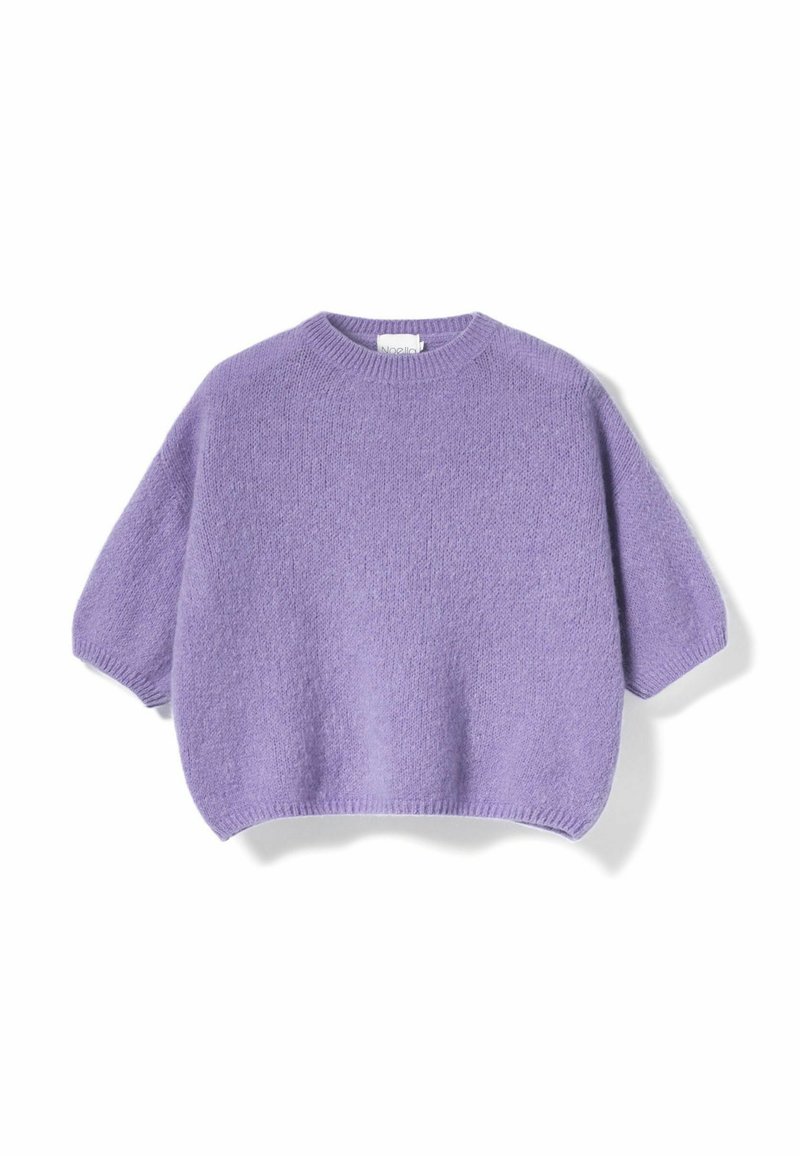 Lavandas krāsas īsroku džemperis ar apaļu kakla izgriezumu, mīkstu, pūkainu tekstūru un brīvu piegriezumu, izklāts uz balta fona.