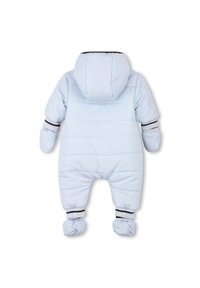 Combinaison de neige puffy bleu clair avec une capuche, présentant des poignets rayés noir et blanc et un design matelassé texturé. Aucun fermoir visible.