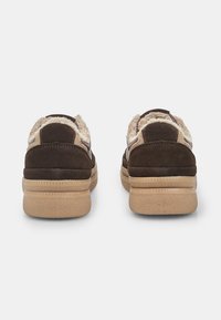 Brązowe zamszowe buty z futrzanym wykończeniem, z okrągłym noskiem, wyściełaną wkładką oraz teksturowaną gumową podeszwą zapewniającą przyczepność i trwałość.