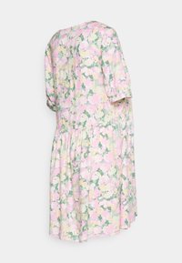 Vestido floral com mangas curtas bufantes, padrão em tons de rosa pastel, verde e amarelo, tecido suave, cintura franzida e saia ampla.