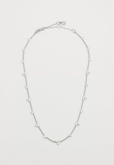 Collar de cadena de plata con cristales transparentes dispersos, enlazados por una fina cadena de metal, con un cierre tipo langosta y un charm de acento.