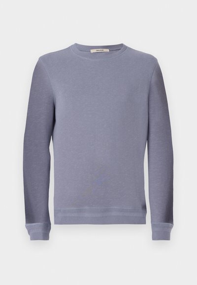 Sweatshirt léger gris clair à col rond, fabriqué en tissu doux. Il présente des manches longues et des poignets côtelés, avec un design simple et épuré.