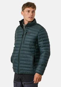 Giacca a piuma verde scuro con cuciture orizzontali, colletto alto, tasche con zip e logo sulla parte anteriore. Materiale testurizzato e resistente all'acqua.