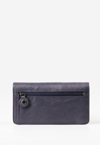 Portafoglio in pelle viola con un vano con zip, texture liscia e logo impresso. Design rettangolare semplice con chiusura a patta.