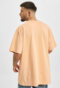 DEF HEAVY  - Lihtne T-särk - coral