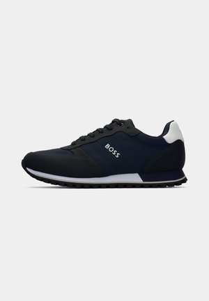 Donker marineblauwe sportschoenen met een gladde stoffen bovenkant, witte accenten, een klassiek silhouet en een gestructureerde zwarte rubberen zool.