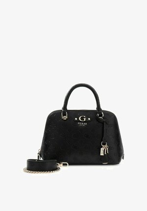 Sac à main noir Guess avec logos embossés, doubles poignées supérieures, bandoulière amovible avec chaîne, et breloque logo en métal à l'avant.