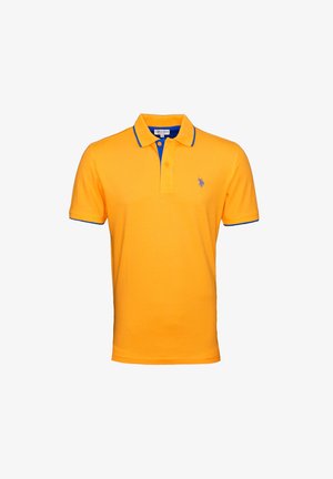 Hellorangefarbenes Polohemd mit kurzen Ärmeln und blauem Besatz am Kragen und an den Ärmelsäumen, mit einem kleinen gestickten Logo auf der linken Brust.