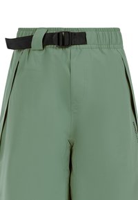 Lichtgroene, waterafstotende broek met een zwarte verstelbare riem, zijzakken en een slank ontwerp met minimale stikdetails.