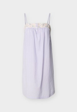 Lilla ermeløs nattskjorte med tynne hvite vertikale striper og et blomsterprintet skøyt med knappedetaljer.