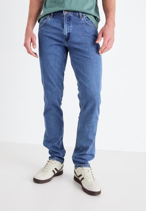 Lichtblauwe denim jeans met een rechte pasvorm, voorzien van een klassiek vijf-pocketontwerp en stiksels langs de naden.