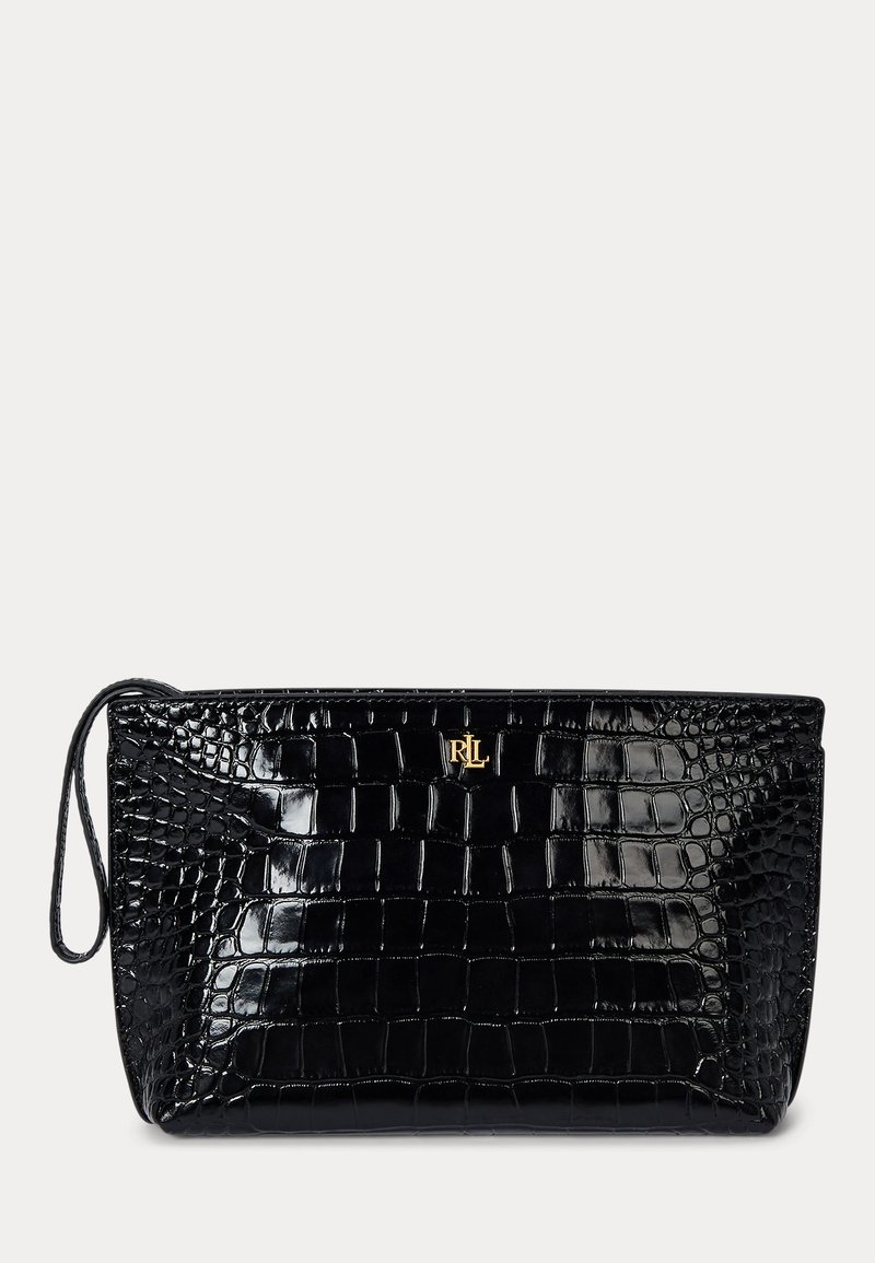 Musta krokotiilin nahasta valmistettu clutch-laukku, jossa on sileä, kiiltävä pinta ja punottu kahva. Edessä on kultainen logo.