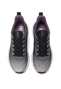 Zapatillas deportivas en gris y negro con una parte superior texturizada, sistema de cordones, cuello acolchado y detalles en púrpura en la lengüeta y el talón.