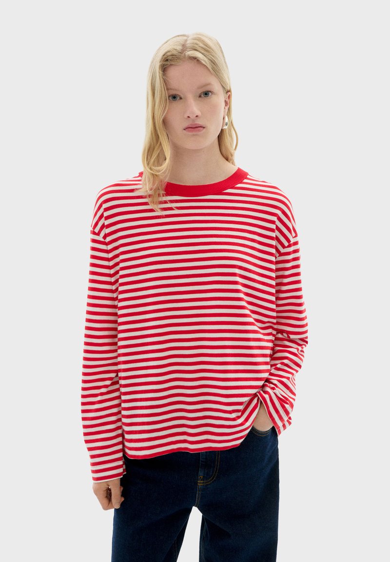 Rood-wit gestreepte langemouwen shirt met een ronde halslijn, zachte stof en een losse pasvorm. Bevat opgerolde manchetten en een casual silhouet.