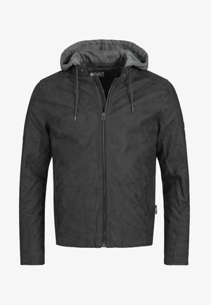 Veste noire avec une finition lisse et texturée. Comprend une capuche grise, un zip à l'avant et des poches latérales. Le design inclut des détails de couture sur les manches.