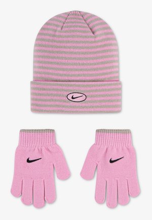 Różowa i szara pasiasta dziana czapka z czarnym logo Nike, w zestawie z jednolitymi różowymi dzianymi rękawiczkami z czarnymi logo Nike na każdej dłoni.