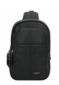 Mochila de cuero negro con acabado texturizado, compartimentos dobles con cremallera, bolsillo frontal y detalle del logo en la parte inferior derecha.