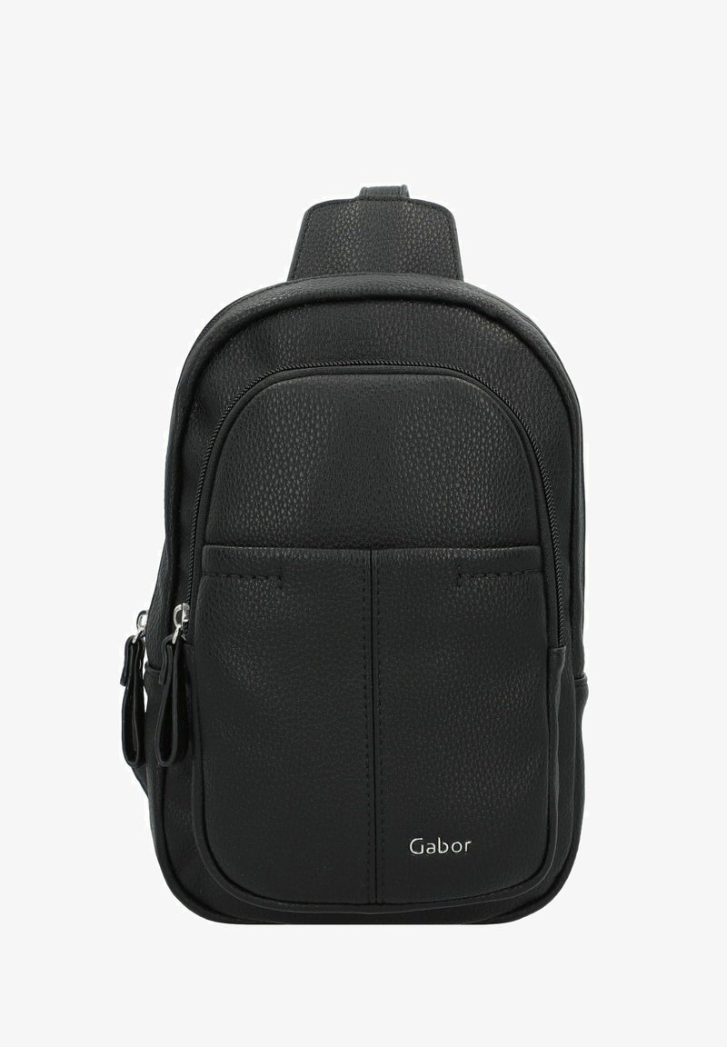 Mochila de cuero negro con acabado texturizado, compartimentos dobles con cremallera, bolsillo frontal y detalle del logo en la parte inferior derecha.