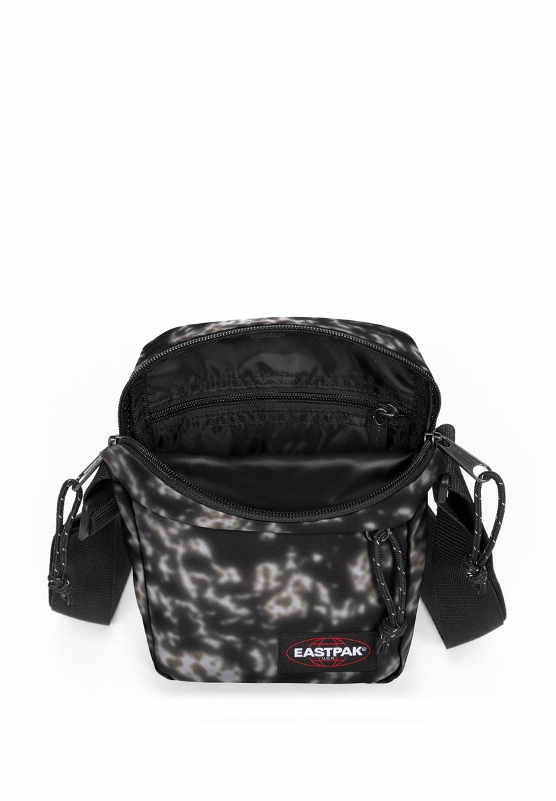 Eastpak THE ONE Bandolera volcamo black/blanco