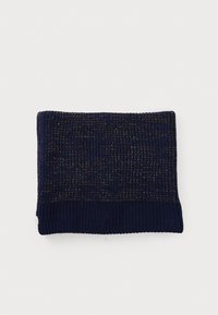 Marine strik-hue med en ribbet tekstur, der har en subtil metallisk glans. Den øverste del har et mønster, mens bunden er ensfarvet.
