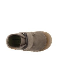 Chaussure en daim marron de taille enfant, avec une sangle Velcro et une semelle en caoutchouc, vue de dessus sur fond blanc.