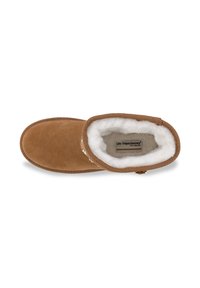 Bruine suède enkelboot met een zachte witte bontvoering en decoratieve stiksels. Heeft een ronde neus en een platte zool die ontworpen is voor comfort.