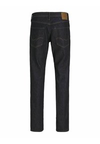 Jeans de mezclilla azul oscuro con un diseño de pierna recta, que presentan un parche de cuero en la parte trasera de la cintura y costuras visibles en los bolsillos.