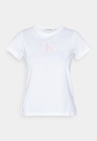 Camiseta ajustada de manga corta blanca con el logo "cK" en rosa claro impreso en el pecho y cuello redondo.