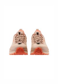 Scarpe sportive beige chiaro con accenti arancioni, tomaia in rete, punta rinforzata e suola in gomma testurizzata progettata per la trazione.