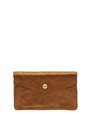 Pochette rectangulaire en cuir métallisé bronze avec une seule fermeture à bouton-pression doré centrée sur le rabat avant.