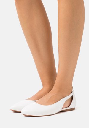 Ballerines en cuir blanc avec un design découpé, bout arrondi et petit talon. Texture lisse et style minimaliste.