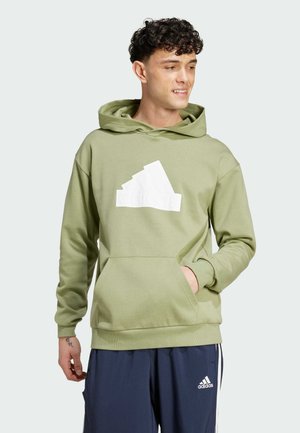 Sudadera con capucha de color verde oliva que presenta un gran logotipo blanco en la parte delantera y un bolsillo tipo canguro, confeccionada en un material suave.
