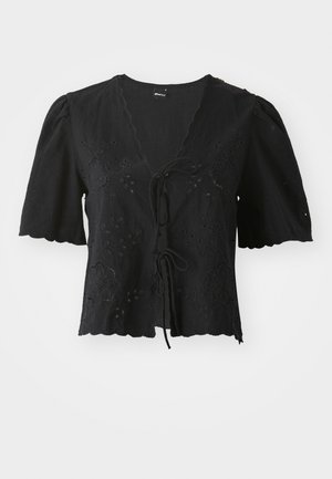 Blusa nera a maniche corte realizzata in tessuto leggero, con ricami floreali, scollo a V e chiusura con lacci nella parte anteriore. Orlo ondulato.