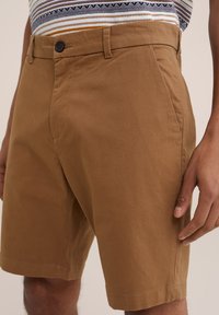 WE Fashion THE EASY - Short - brown