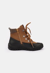 Botines marrones y negros con materiales de ante y goma, que cuentan con un cierre lateral, cordones y ojales metálicos. Suela negra texturizada.