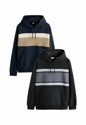 Zwei Kapuzenpullover, einer in Marineblau mit beigen und cremefarbenen Streifen, der andere schwarz mit grauen und weißen Streifen, beide mit Fronttaschen und Kordelzügen.