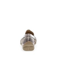 Metalen bronzen schoen met een ronde neus en een lage, gestructureerde rubberen zool. Heeft een zilveren accentband over de bovenkant en stikseldetails.