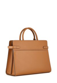 Bolso de cuero marrón claro con asas dobles, textura suave, forma estructurada y costuras en contraste a lo largo de los bordes. Los detalles incluyen cierres con solapa.