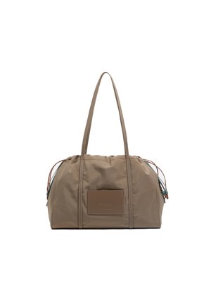 Bolso de nylon beige con forma redondeada, asas superiores dobles, cierre de cordón y un parche de logo de cuero texturizado. Los acentos incluyen lazos coloridos.
