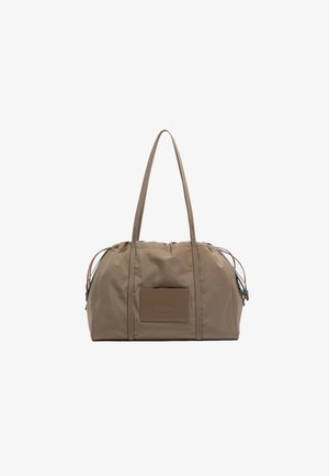 Beżowa torebka nylonowa w zaokrąglonym kształcie, z podwójnymi uchwytami na górze, zapięciem na sznurek oraz teksturowaną skórzaną łatą z logo. Dodatki to kolorowe sznurki.