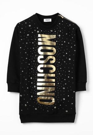 Sort langærmet kjole med guld lodret "MOSCHINO" tekst, små metalliske nitter, stjerne- og cirkelmønstre og lynlåsdetailler på skulderen.
