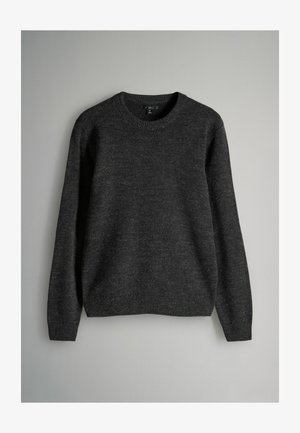 Maglione lungo in lana grigio scuro a maniche lunghe con collo a giro, appeso su uno sfondo grigio chiaro, taglia media, con polsini e fondo a coste.