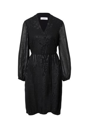 Czarna sukienka z długimi, przezroczystymi rękawami i dekoltem w serek. Pionowe paski i taliowanie podkreślają dopasowany krój.