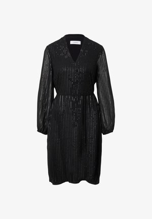 Czarna sukienka z długimi, przezroczystymi rękawami i dekoltem w serek. Pionowe paski i taliowanie podkreślają dopasowany krój.