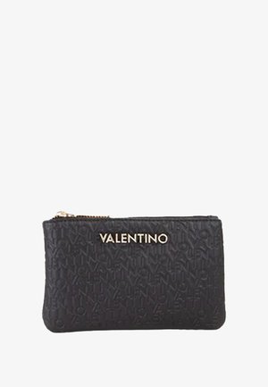 Cartera de cuero negro con patrón de texto en relieve, logotipo dorado "Valentino", cierre de cremallera elegante y forma rectangular compacta.