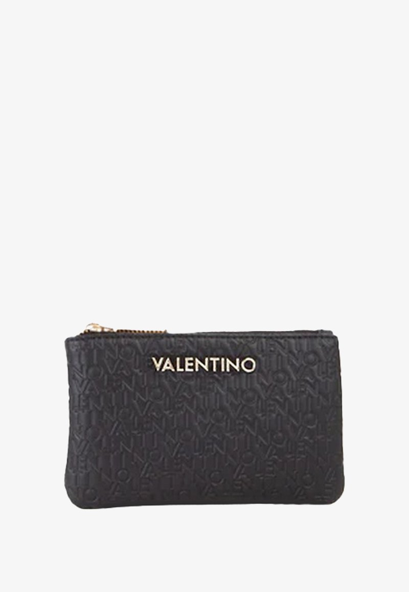 Cartera de cuero negro con patrón de texto en relieve, logotipo dorado "Valentino", cierre de cremallera elegante y forma rectangular compacta.