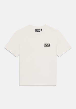 T-shirt bianca in cotone con maniche corte, scollatura tonda e toppa con logo EA7 nero sul petto. Tessuto liscio, vestibilità casual.