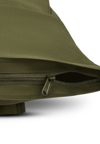 Borsa in tessuto verde con superficie testurizzata, dotata di chiusura con zip e tirante in metallo. Forma rettangolare compatta.